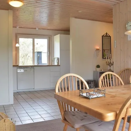Дом отдыха Three Bedroom Holiday In *